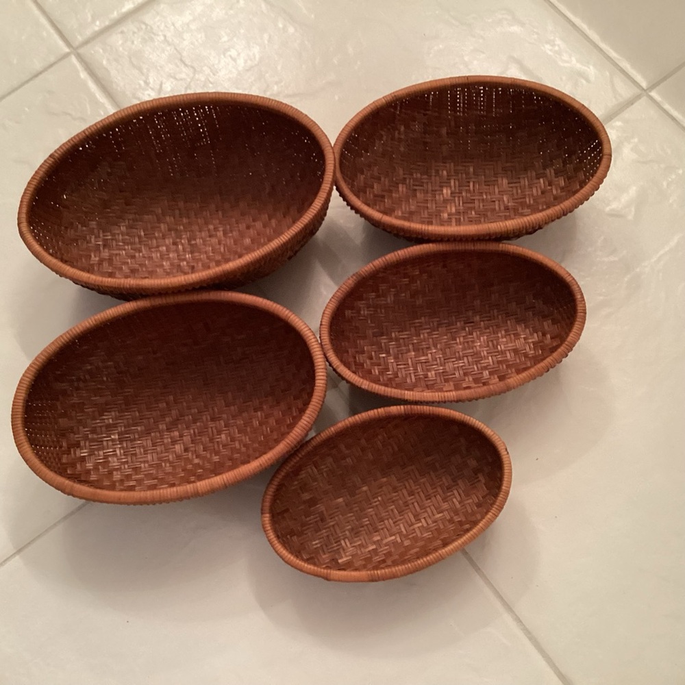 Baskets for serving. Set of 5 that nest together.